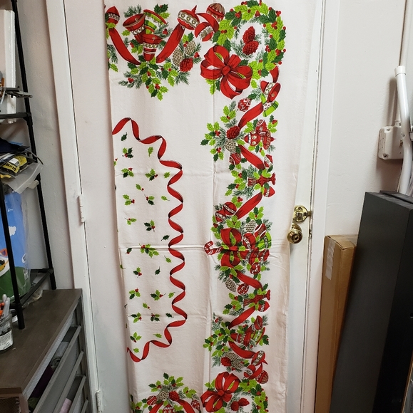 Vintage Holiday-themed tablecloth - Picture 3 of 5